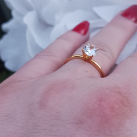 5/$20 - Gold Toned Round Cut Solitaire Ring - Size 8 - Picture 4 of 7